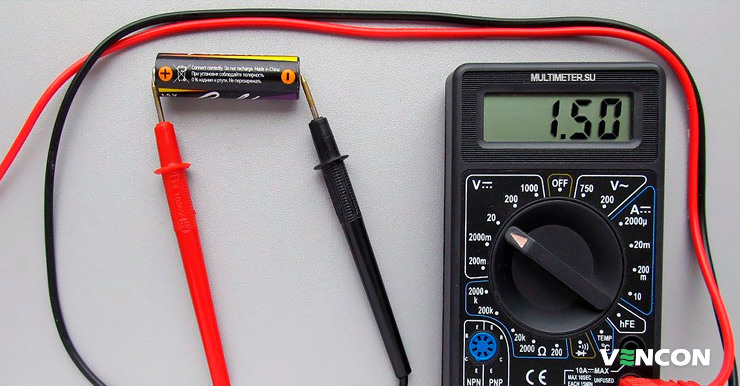 Використання мультиметра для вимірювання напруги батарейки